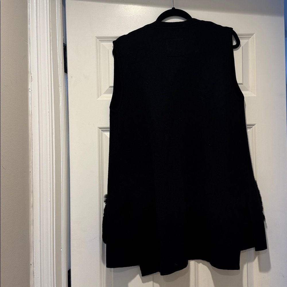 Linda Richard’s Black Sleeveless Vest with rabbit Fur Pockets - Picture 5 of 6